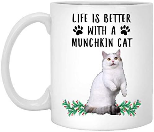 Smiješan izreka da je život bolji s Munchkin Cat Božić 2023 poklona Šalica za kavu bijela 11 oz