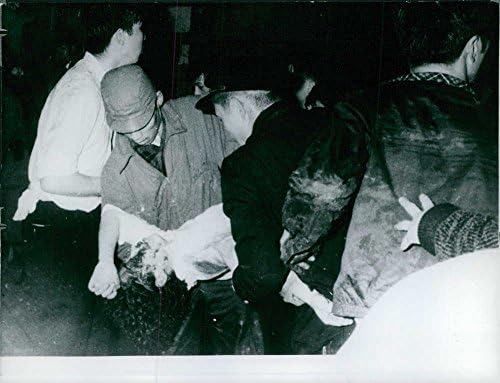 Vintage fotografija povrijeđenih osoba koje su nošene tokom demonstracija u Japanu.