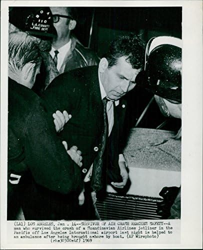 Vintage fotografija preživjelog od avionske nesreće dostiže sigurnost, 1969.
