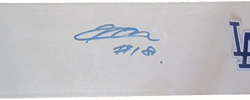 Kenta Maeda Autographing Los Angeles Dodgers Logo Pitch Guma W / Dokaz, na slici Kenta potpisivanja