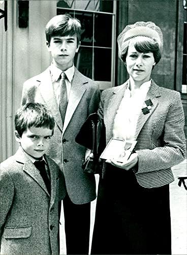 Vintage fotografija gospođe Anne Garside sa sinovima, Darrenom i Marcom.