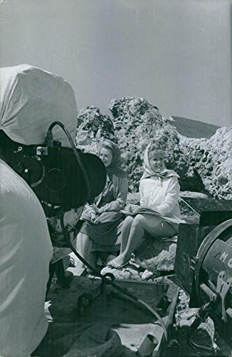Vintage fotografija Hayley Mills sjedi sa ženom na stijenama,