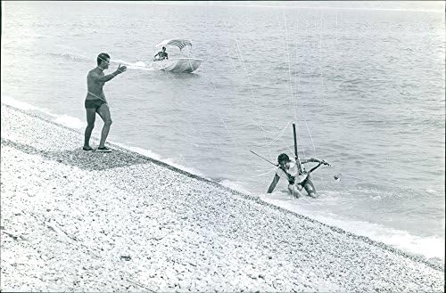 Vintage fotografija Marielle Goitschel sletio na obalu nakon parasailing.Uzeto-Avgust. 1964