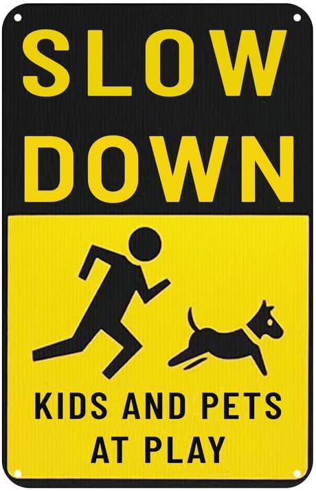 Djeca na igranju Sigurnosne znakove za ulicu, uspori i oprez Upozorenje -Children igralište dvorišta