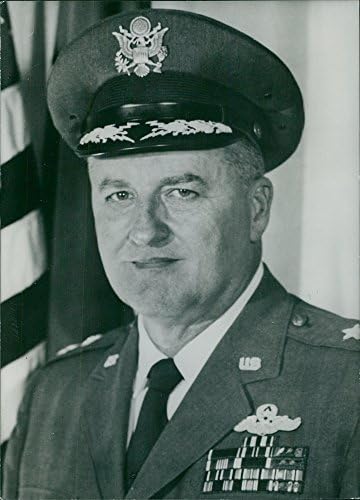 Vintage fotografija portreta generala Paula Kendalla Carltonatakođe.
