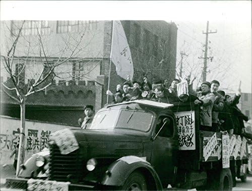 Vintage fotografija Kineza koji se okupljaju na kamionu.