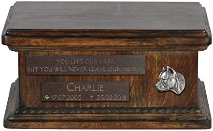 Američki Stafordski Terijer, urna za pseći pepeo s olakšanjem i rečenica s imenom i datumom vašeg