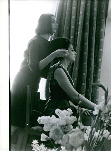 Vintage fotografija Pier Angeli u njenoj svlačionici kako masira glavu.