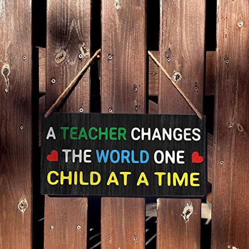 Nastavnici potpisuju seosku kuća Na učiteljkom mijenja svijet jedno dijete u vrijeme Drveni viseći znak mustične