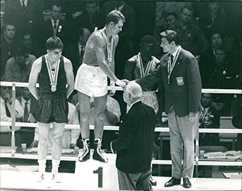 Vintage fotografija bokserskih sportista tokom ceremonije dodjele.Uzeto-Oktobar. 1964