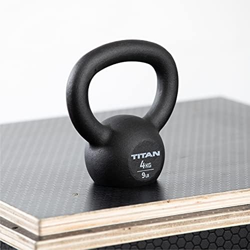 Titan Fitness Kettlebell od livenog gvožđa od 4 KG, jednodelno livenje, KG i LB oznake, trening