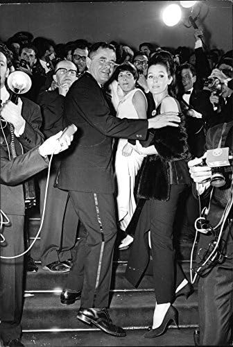 Vintage fotografija Glenna Forda okružena ljudima.