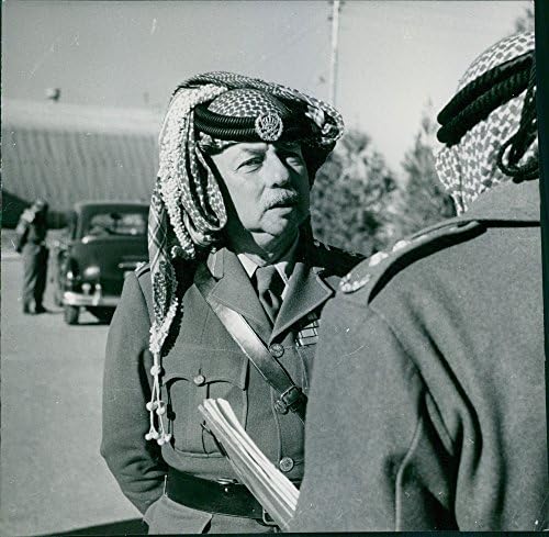 Vintage fotografija jordanskog oficira koji razgovaraju.